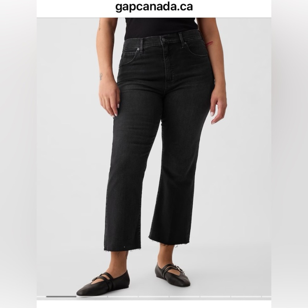 Gap Kick fit cropped frayed hem high rise jeans. Size 26.